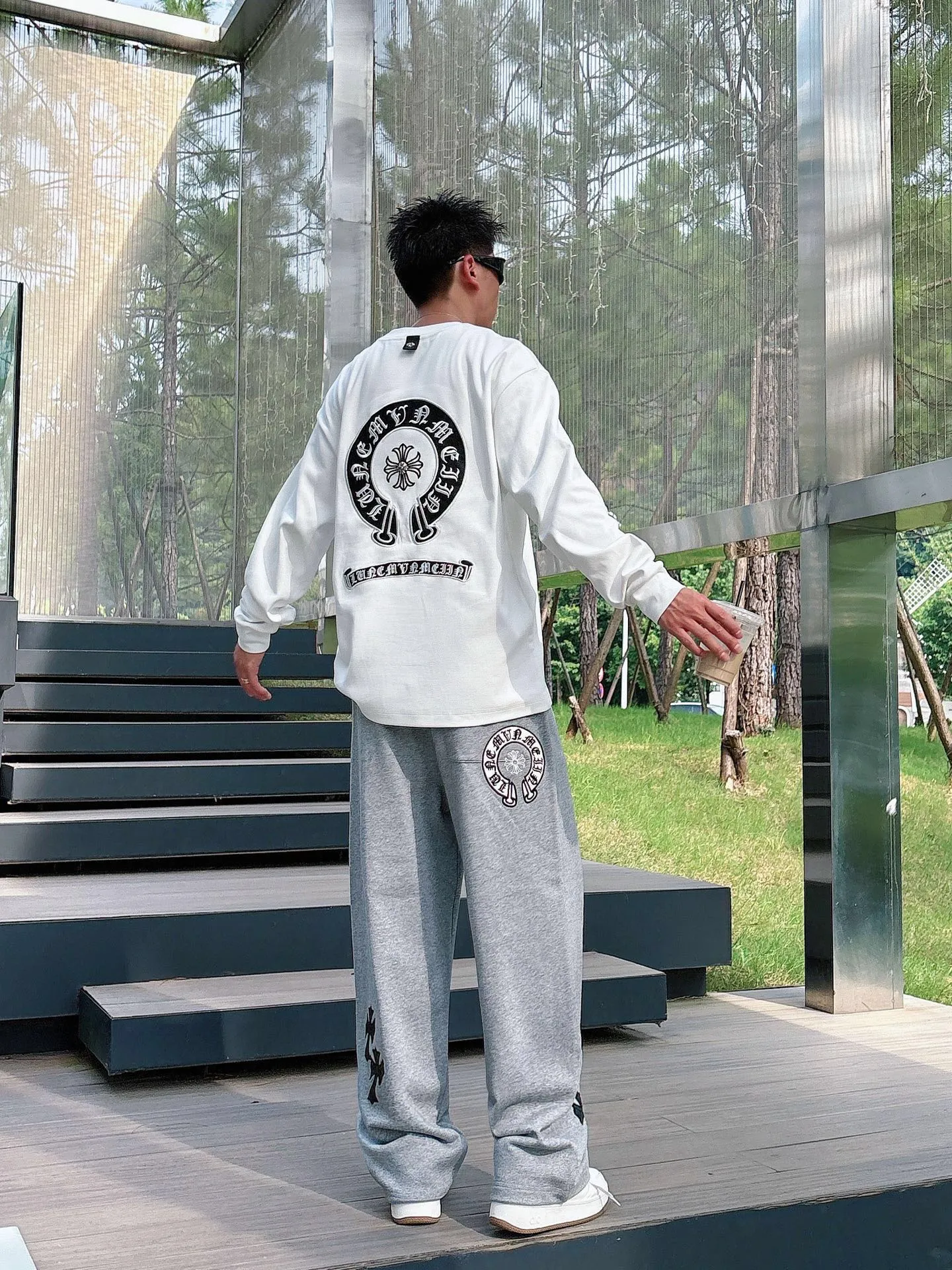 Clothes P 400💰 Pants P 446💰ChromeHearts Chrome Heart Round Neck Long Sleeve Pursuit of quality and absolute guarantee of quality! Using double-sided cotton fabric, the texture is clearly visible, the texture is soft, delicate and smooth, and the customized three-dimensional embroidery and leather patchwork technology is full of drape! The workmanship is fine and the shoulder lines are smooth. All imported chain machines are used to make the shoulder rolling strips. It has a certain thickness and is not made of cheap material but has a shiny feel that is comfortable and not tight on the upper body. It is the most avant-garde street item that can be easily matched by both men and women!  Color: black white Size: m-3xl Style number: 3576➕3750